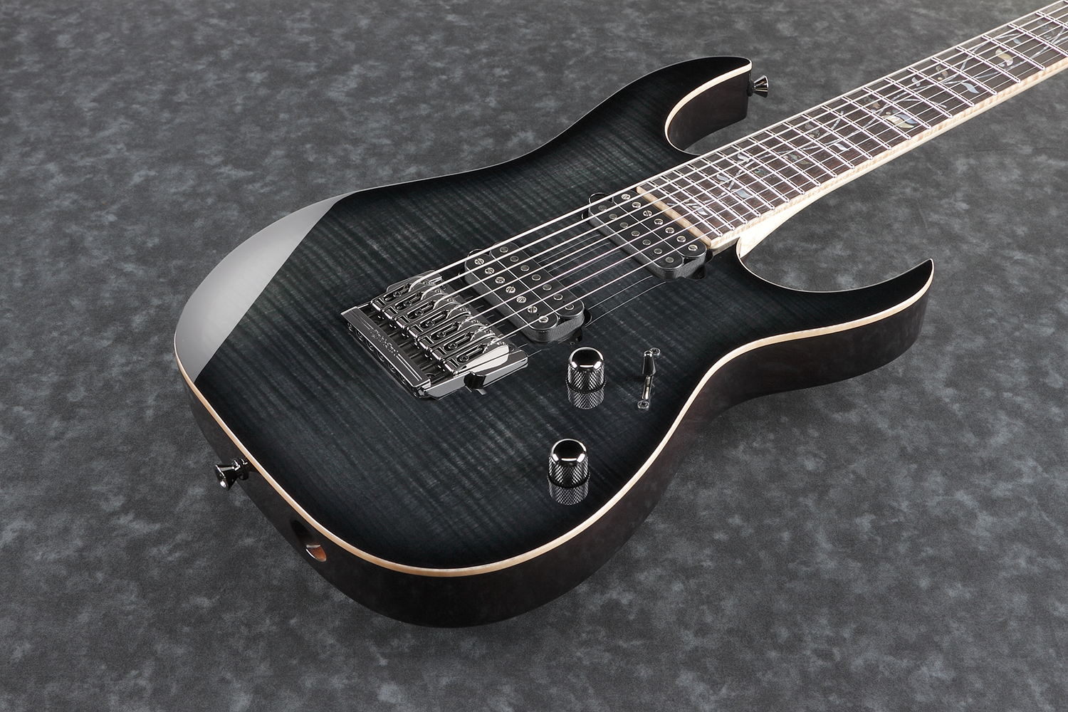 Ibanez】“モダン・ヘヴィネス”リバースド・ヘッド＆ノントレモロのj.custom 7弦モデルが登場！ | イケベ新製品情報
